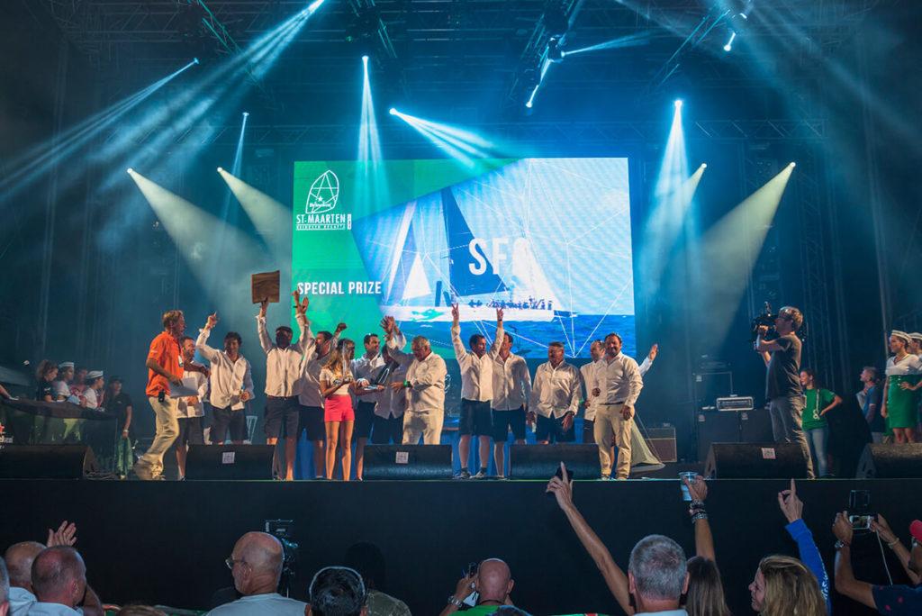 remise-des-prix-142-sur-158